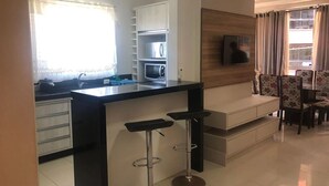 Apartment | Private kitchen | Full-size fridge, microwave, oven, stovetop - Apto Pé na Areia (Itapema)