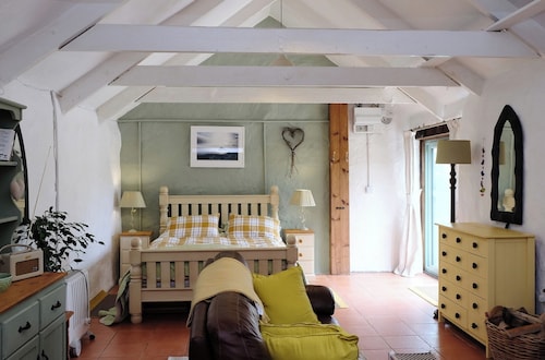 Cottage Sleeps 2- Parking, Wood Fire, Garden, Pets