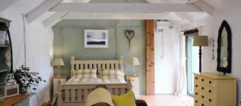 Cottage Sleeps 2- Parking, Wood Fire, Garden, Pets