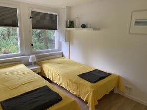 1 chambre, fer et planche à repasser