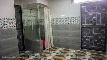 Douche, serviettes fournies, savon, shampoing