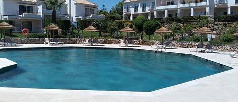 室外游泳池,日光浴躺椅