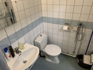 Bathroom - Garden view _ Studio & Kitchen (Göteborg)