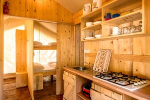 Frigobar, placa de cocina, cafetera/tetera, tetera/pava eléctrica