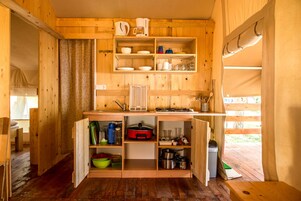 Frigobar, placa de cocina, cafetera/tetera, tetera/pava eléctrica