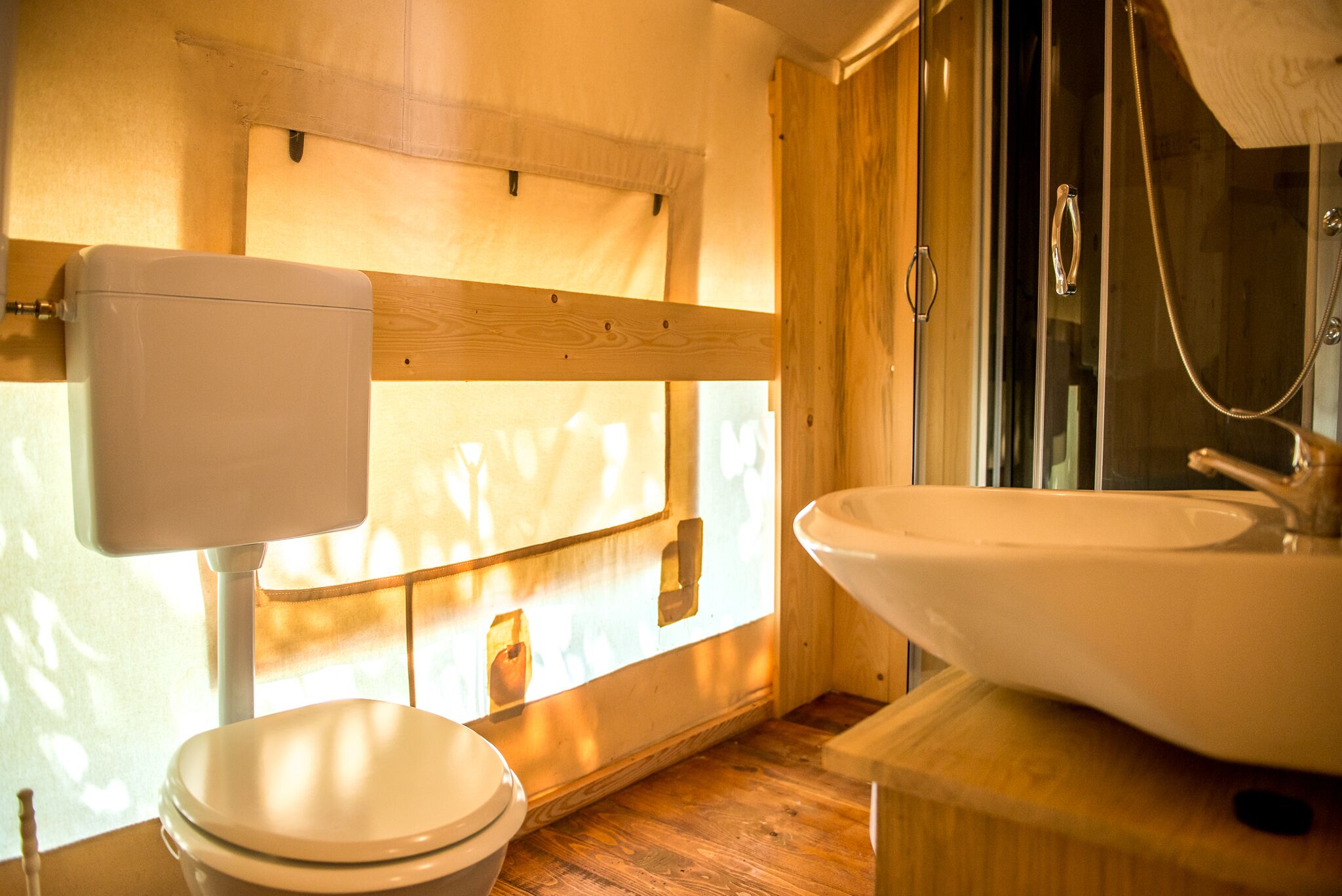 Deluxe-Zelt | Badezimmer | Dusche, Handtücher, Toilettenpapier