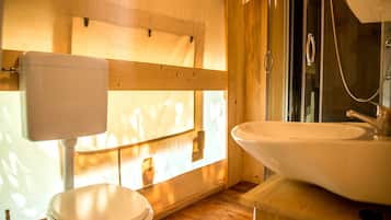 Deluxe-Zelt | Badezimmer | Dusche, Handtücher, Toilettenpapier