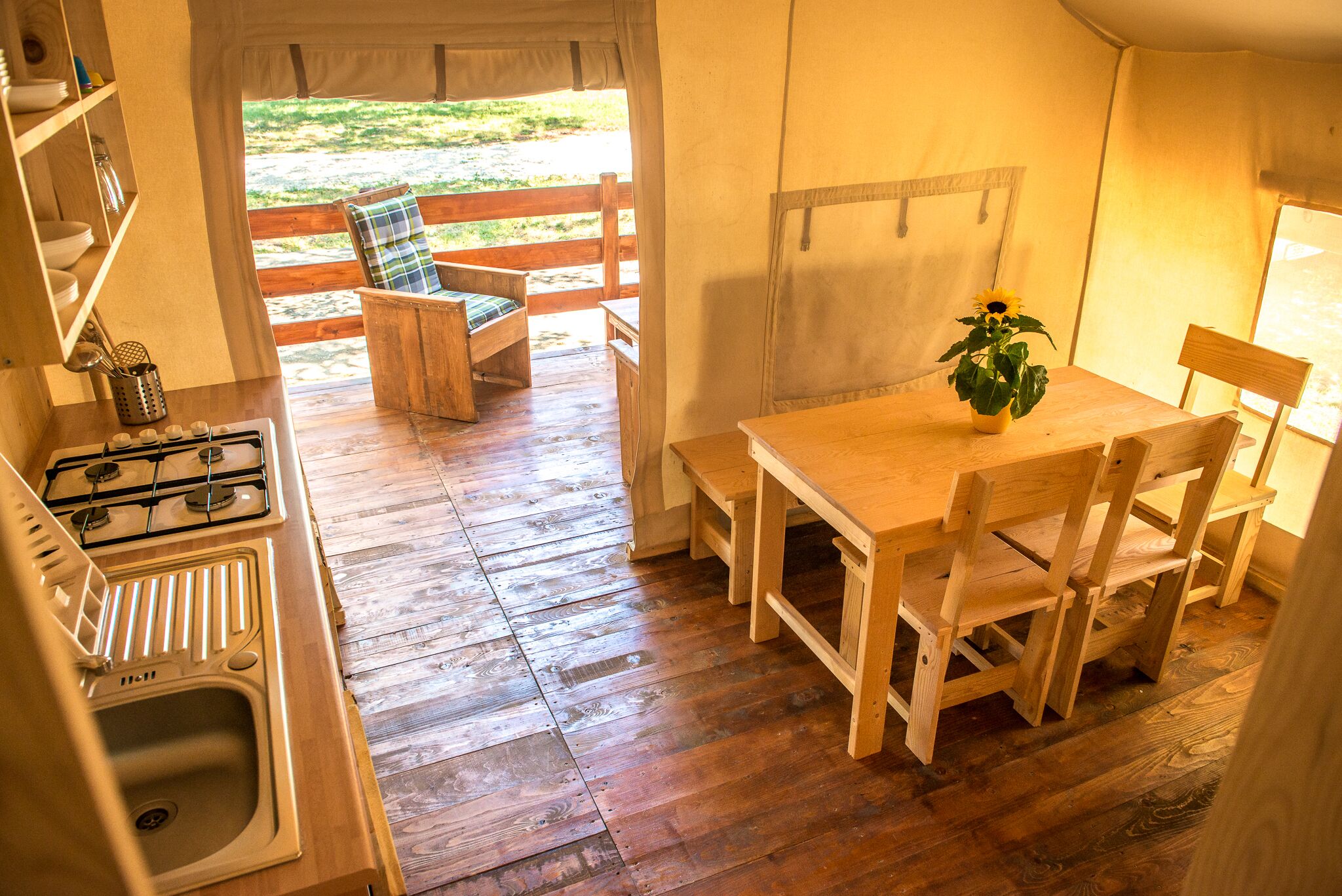 Deluxe-Zelt | Essbereich im Zimmer