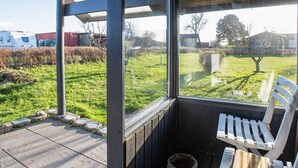 Balcony - Cosy Holiday Home in Zealand With Whirlpool (Kalundborg)
