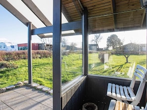 Balcony - Cosy Holiday Home in Zealand With Whirlpool (Kalundborg)