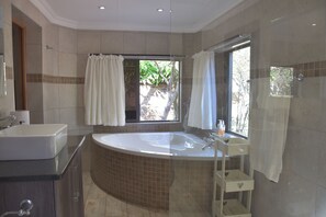 Luxe chalet (Apiesdoring) | Badkamer | Gratis toiletartikelen, een haardroger, handdoeken, zeep