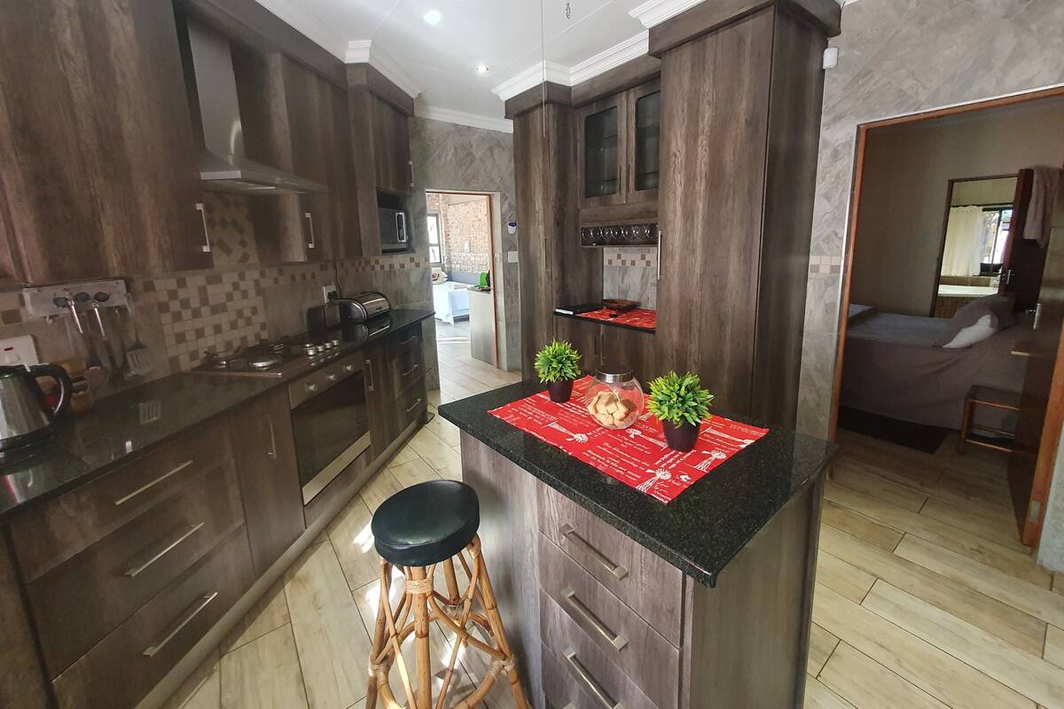 Luxury Chalet (Apiesdoring) | Dapur peribadi | Peti sejuk/penyejuk beku saiz penuh, ketuhar gelombang mikro, dapur 