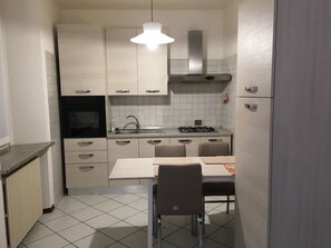 Frigorifero, forno, piano cottura, macchina per tè/caffè