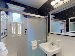 Condo, 1 Queen Bed (Southern Charm on Liberty) | Bathroom