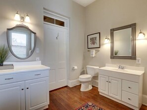 Condo, Multiple Beds (Luxury on Lincoln) | Bathroom