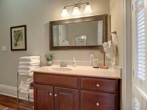 Bathroom - Luxury on Lincoln (Savannah)