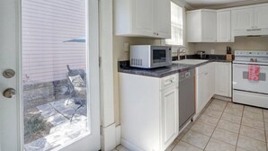 Coffee/tea maker, fridge, microwave, dishwasher - Blue Moon (Savannah)
