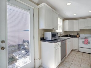 Fridge, microwave, dishwasher, coffee/tea maker - Blue Moon (Savannah)