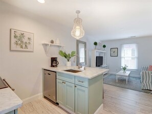 Apartment, 1 Queen Bed (Crawford Carriage House) | Private kitchen - Crawford Carriage House (Savannah)