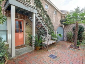 Apartemen, 1 Tempat Tidur Queen (Crawford Carriage House) | Balkon