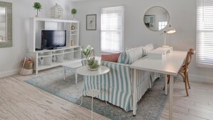 Living room - Crawford Carriage House (Savannah)