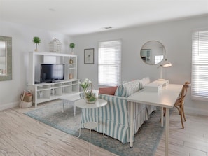 Apartment, 1 Queen Bed (Crawford Carriage House) | Living room