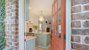 Private kitchen - Crawford Carriage House (Savannah)