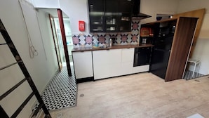 Fridge, microwave, stovetop, dishwasher - Framery 3 - Funky studio in trendy Shoreditch (London)