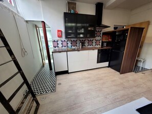 Kühlschrank, Mikrowelle, Herdplatte, Geschirrspüler