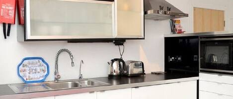 Geladeira, micro-ondas, cooktop, lava-louças