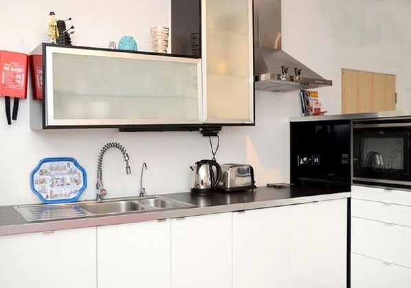 冷蔵庫、電子レンジ、コンロ、食器洗い機