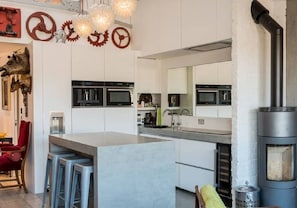 Refrigerador, microondas, horno y parrilla de estufa