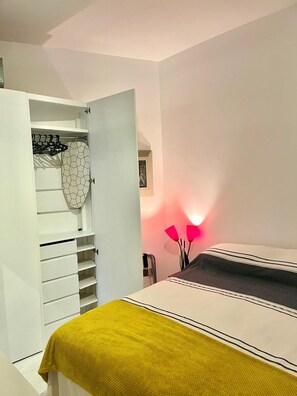 1 chambre, fer et planche à repasser, Wi-Fi, literie fournie