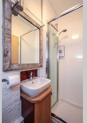 Hiustenkuivaaja, pyyhkeet, vessapaperi