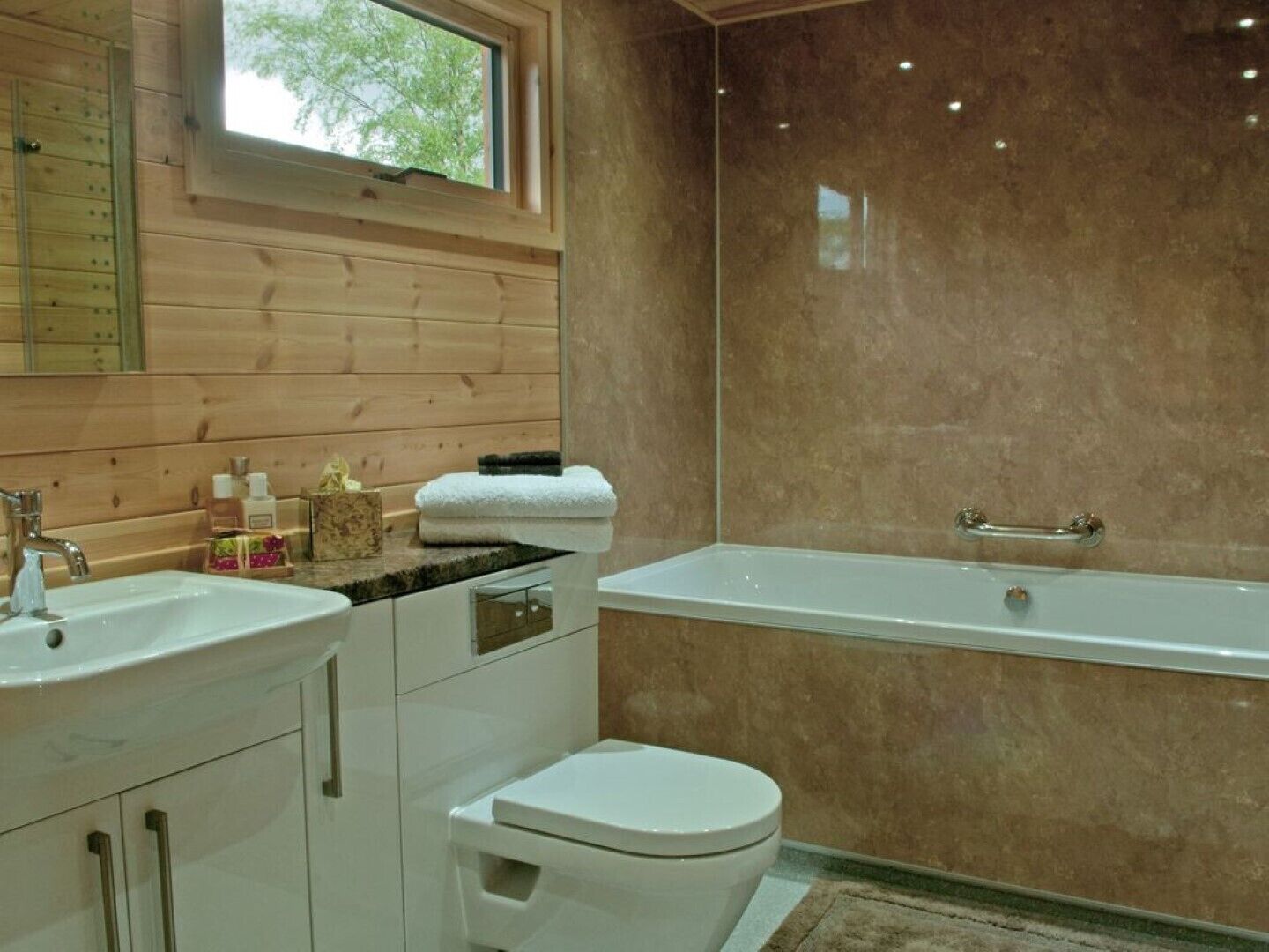 Baignoire, sèche-cheveux, serviettes fournies, savon