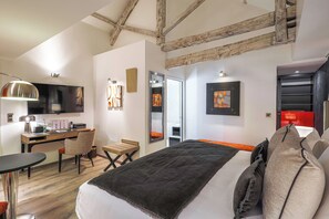 Suite Commanderie | Premium bedding, memory foam beds, minibar, in-room safe