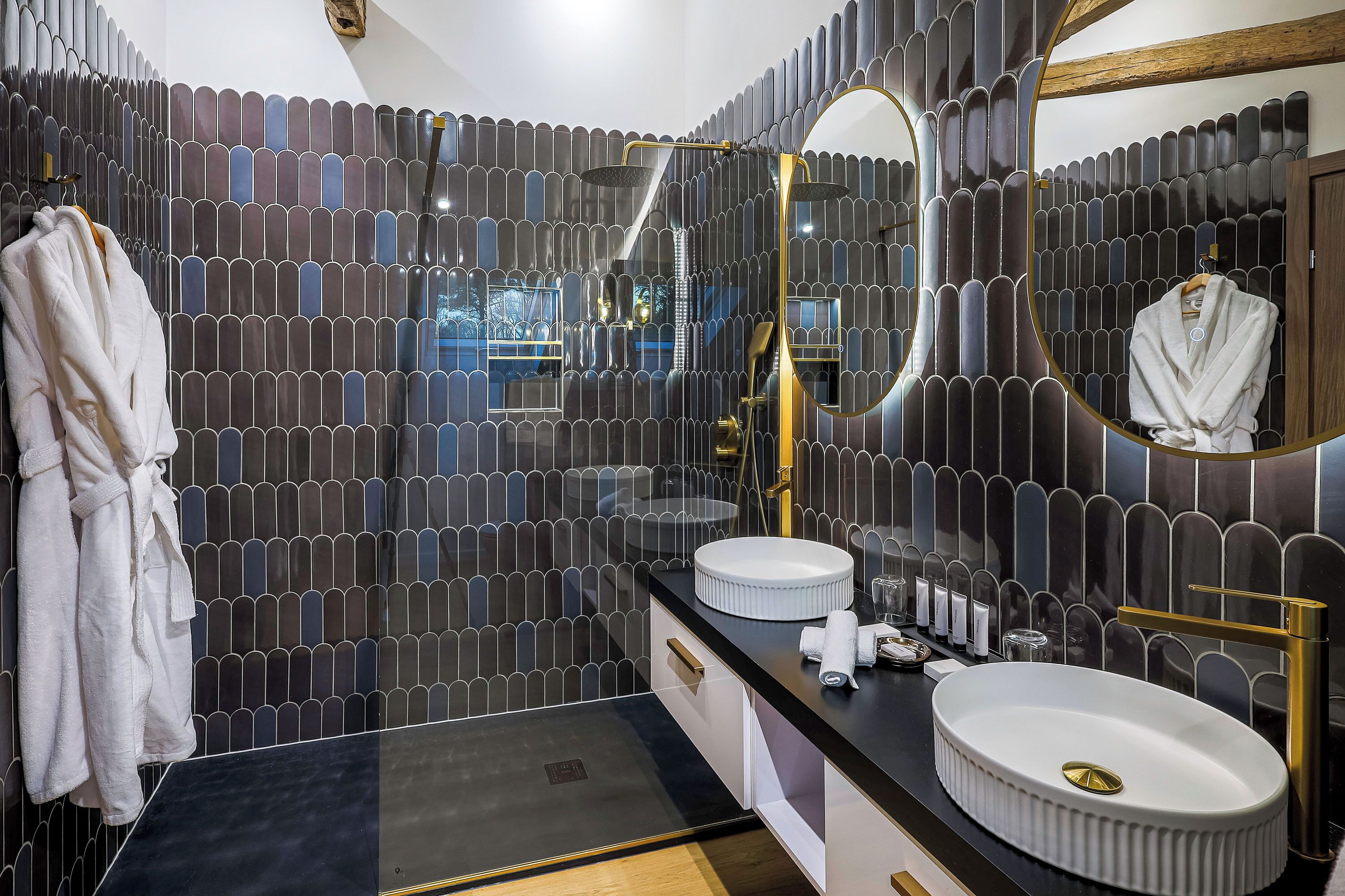 Chambre Josephine | Bathroom | Designer toiletries, hair dryer, bathrobes, slippers