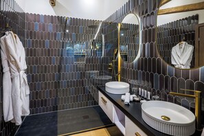 Bathroom - Château de Maraval (Cenac-et-Saint-Julien)