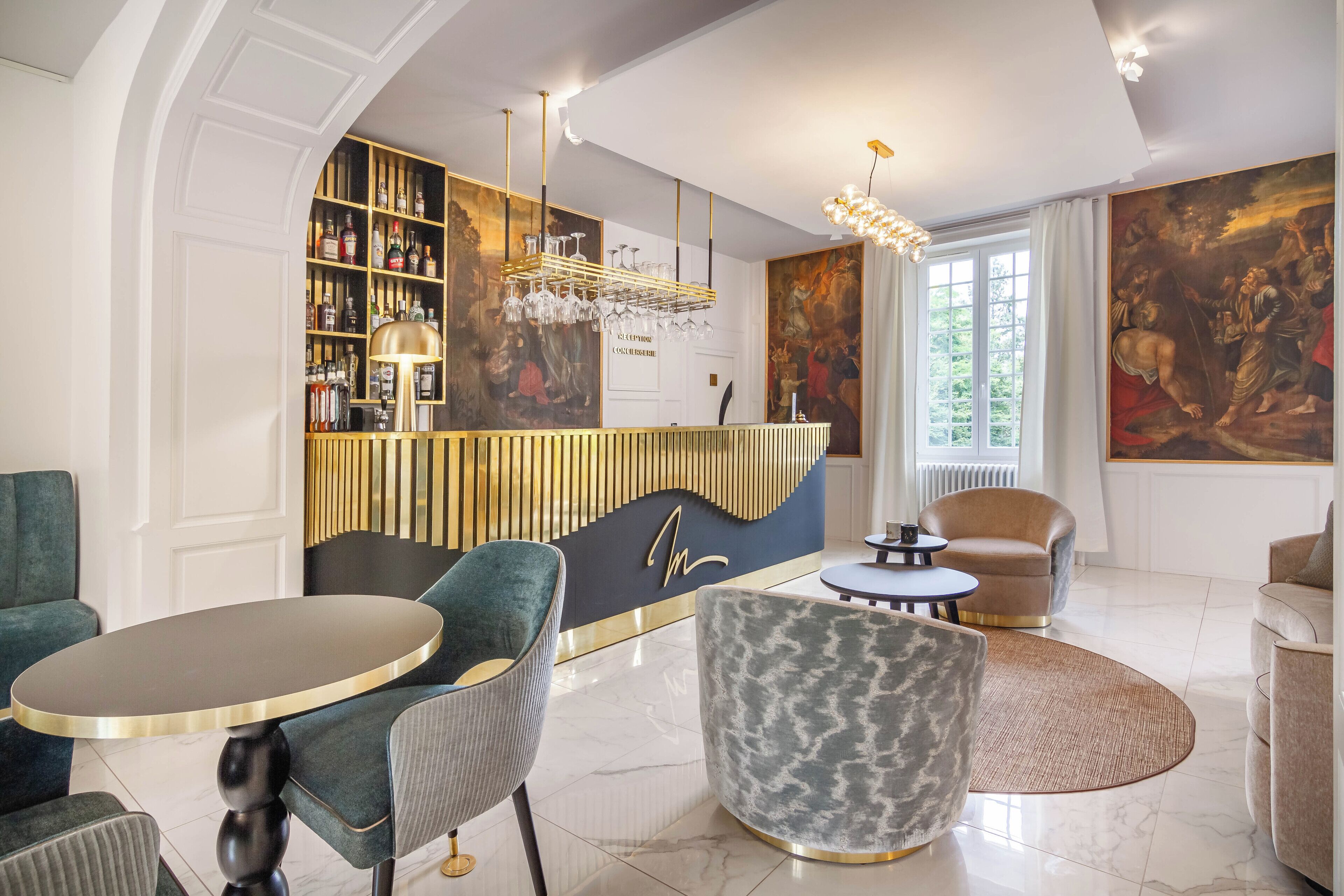 Un espace lounge moderne doté d’un bar, de sièges et d’œuvres d’art.