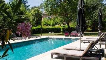 Piscina externa sazonal, piscina aquecida, guarda-sóis, espreguiçadeiras