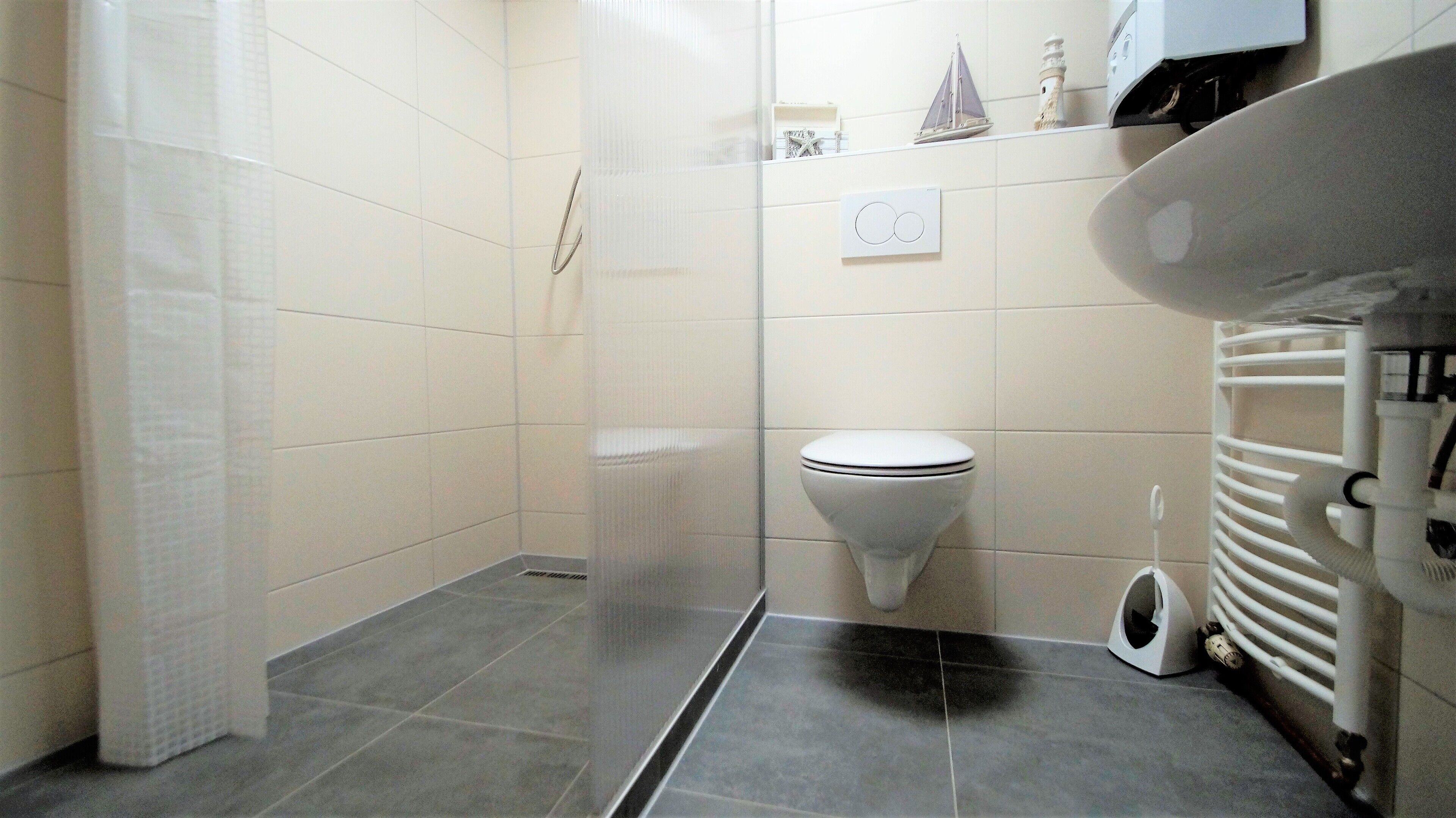 Deluxe-Apartment, Stadtblick | Badezimmer | Dusche, Haartrockner, Handtücher, Seife