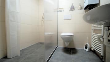 Deluxe-Apartment, Stadtblick | Badezimmer | Dusche, Haartrockner, Handtücher, Seife
