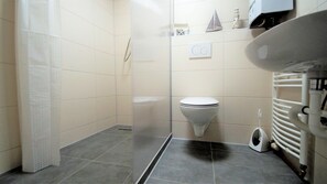 Deluxe Apartment, City View | Bathroom | Shower, hair dryer, towels, soap - Maye Oberhausen City Deluxe (Oberhausen)
