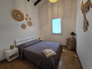 1 bedroom, iron/ironing board, travel crib, free WiFi - Santa Giulia mini Villa superb sea-view terrace, 400 m from beach.  (Porto-Vecchio)