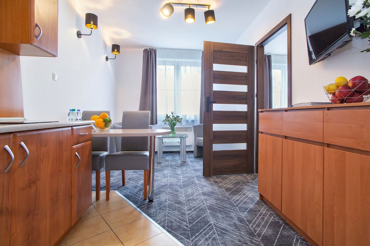 1 habitación, escritorio y espacio para trabajar con laptop
