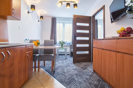 Chambre Triple, coin cuisine | Bureau, espace de travail pour ordinateur portable. Warsaw - Apartments Apartamenty Wilanów