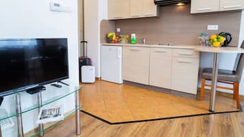Refrigerador, placa de cocina, utensilios de cocina