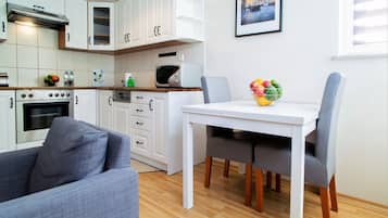 Refrigerador, placa de cocina, utensilios de cocina