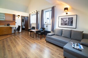 Apartamento superior, cocina básica | Escritorio y espacio para trabajar con un portátil