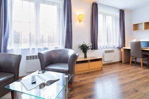 Skrivbord, arbetsyta för laptop, strykjärn/strykbräda och gratis wi-fi